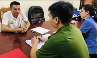 Bế Xuân Khánh (bìa trái) Trưởng phòng vật tư công ty xi măng Đồng Bành được xác định là chủ mưu tham ô tài sản -Ảnh: CA