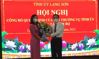 Tân Bí thư huyện ủy Chi Lăng Trần Thanh Nhàn (bìa phải) nhận Quyết định và hoa của Lãnh đạo Tỉnh ủy Lạng Sơn -Ảnh: Duy Chiến 