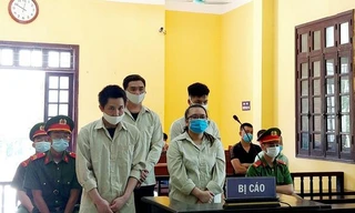 Trùm lừa đảo Bùi Thị Oanh (hàng đầu, bìa phải) cùng 3 đồng phạm ra tòa lĩnh án -Ảnh: TL