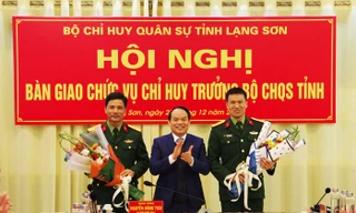 Lãnh đạo tỉnh Lạng Sơn tặng hoa chúc mừng Đại tá Trần Xuân Mạnh (bìa phải) và Đại tá Lê Xuân Thuân (bìa trái) -Ảnh: DN