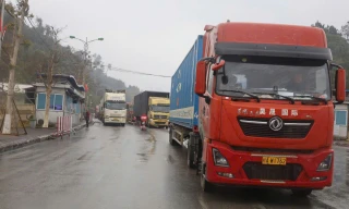 Xe hàng thông thương qua cửa khẩu Lạng Sơn tăng từng ngày
