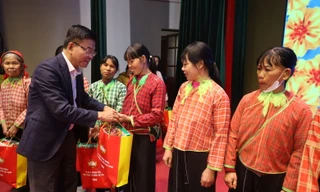 Phó Thủ tướng Lê Thành Long trao quà tết cho người nghèo Lạng Sơn (ảnh: Duy Chiến)