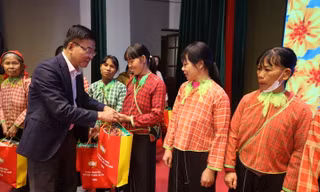 Phó Thủ tướng Lê Thành Long trao quà tết cho người nghèo Lạng Sơn (ảnh: Duy Chiến)