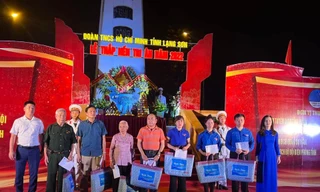 Thế hệ trẻ Lạng Sơn ghi nhớ, tặng quà tri ân gia đình thương binh, liệt sỹ, người có công -Ảnh: Duy Chiến 