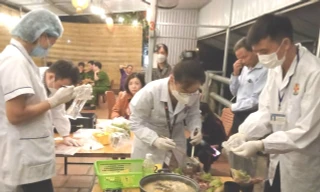 Sau khi ăn lẩu, 5 người nhập viện cấp cứu. Ảnh: L.D