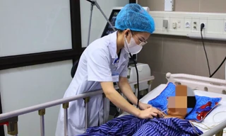 Em Hưng đang cấp cứu tại bệnh viện.