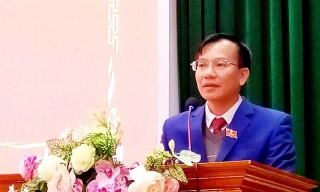 Tân Chủ tịch UBND huyện Chi Lăng Phùng Văn Nghĩa phát biểu nhận nhiệm vụ. 