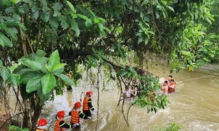 Tìm kiếm nạn nhân. Ảnh: BK