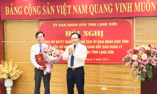Ông Bùi Quốc Khánh, tân Giám đốc Ban Quản lý Dự án đầu tư xây dựng tỉnh Lạng Sơn nhận quyết định, hoa chúc mừng. Ảnh: Duy Chiến 