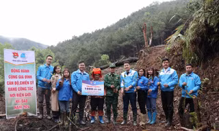 Cùng nhân dân xây dựng cuộc sống ở vùng biên giới giàu mạnh. 