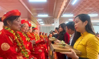 Dâng trà cho các cụ sinh thành. 