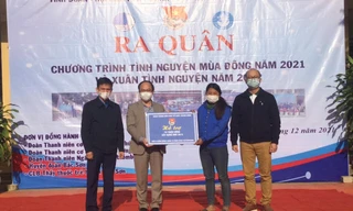 Tại chương trình, đại diện Đoàn Thanh niên Trung ương Đoàn, Ban tổ chức TƯ trao những phần quà ý nghĩa, hỗ trợ thanh niên huyện Bắc Sơn -Ảnh: Duy Chiến 