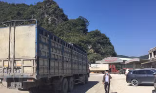 Bãi kiểm hóa Bảo Nguyên ở cửa khẩu Tân Thanh nhộn nhịp từ khi Trung Quốc nối thông thương trở lại vào sáng 25/1 -Ảnh: Duy Chiến 