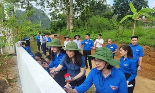 Làm đẹp đường làng, ngõ xóm (ảnh: Duy Chiến)