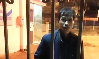 Đối tượng Đinh Văn Cúc gây rối trước cổng trụ sở công an (ảnh do công an Lạng Sơn cung cấp)