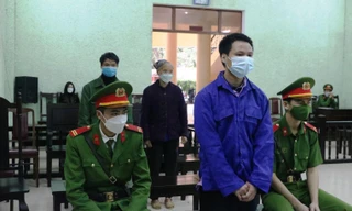 Bị cáo Đặng Tuấn Trường (đứng, giữa) ra tòa lĩnh án -Ảnh: TL