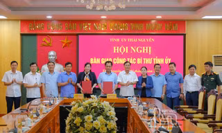 Bàn giao công việc Bí thư Tỉnh ủy Thái Nguyên.