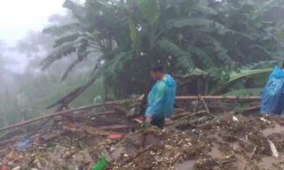 Sạt lở đất san phẳng nhà anh Lía.