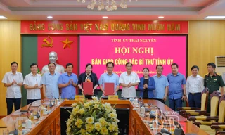 Bàn giao công việc Bí thư Tỉnh ủy Thái Nguyên.