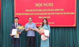 Hai tân Phó Giám đốc nhận quyết định bổ nhiệm. Ảnh: Duy Chiến 
