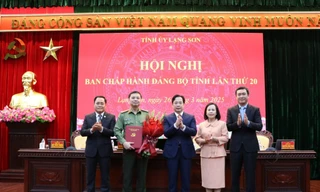 Đại tá Nguyễn Tiến Trung nhận hoa chúc mừng. 