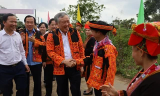 Ông Nguyễn Hòa Bình, Ủy viên Bộ Chính trị, Bí thư TƯ Đảng, Chánh án TAND tối cao dự ngày hội "Đại đoàn kết các dân tộc" ở Mẫu Sơn -Ảnh: Duy Chiến 