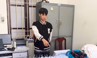 Đối tượng Quân cùng tang vật -Ảnh: TL 