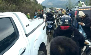 Hàng nghìn người chen chân lên Mẫu Sơn 'săn' tuyết gây ùn tắc