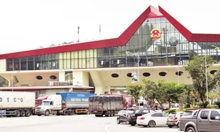 Phương tiện chở hàng xuất nhập khẩu qua cửa khẩu quốc tế Hữu Nghị. 