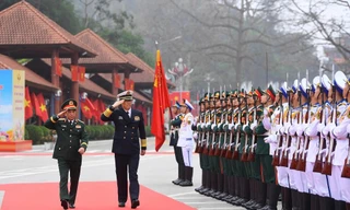 Hai bộ trưởng Việt Nam, Trung Quốc duyệt đội quân danh dự Quân đội nhân dân Việt Nam. 