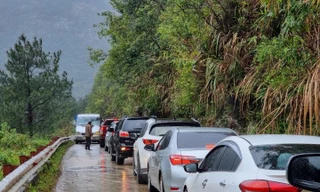 Du khách ùn ùn đi săn băng tuyết, ô tô tắc dài chờ lên đỉnh Mẫu Sơn