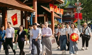 Khách Trung Quốc vào Lạng Sơn thăm thân, du lịch tăng đột biến. 