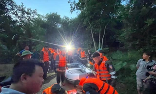 Khẩn trương thực hiện công tác cứu hộ, cứu nạn. Ảnh: C.H