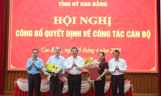 Lãnh đạo tỉnh Cao Bằng tặng hoa chúc mừng .Ảnh: CB