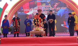 Thực hành nghi lễ Then. (ảnh: Duy Chiến)