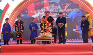 Thực hành nghi lễ Then. (ảnh: Duy Chiến)