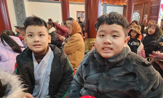 Hào hứng với "nôi lợn đất" cho người nghèo. Ảnh: Duy Chiến 