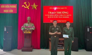 Binh nhất Lý Văn Vũ (bìa phải) nhận khen thưởng. Ảnh: D.G