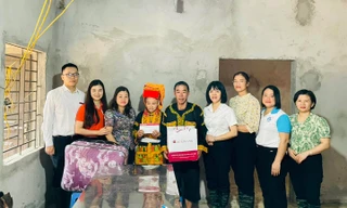 Hỗ trợ xây nhà và tặng quà cho hộ nghèo trên đỉnh núi Mẫu Sơn. 