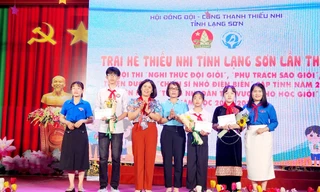 Khen thưởng nhiều thiếu nhi dân tộc vượt khó học giỏi ở Lạng Sơn