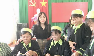 Học nghề thêu thổ cẩm. Ảnh: Duy Chiến