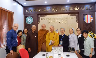 Phái đoàn liên tôn các tôn giáo làm việc tại Chùa Thành. Ảnh: Duy Chiến 