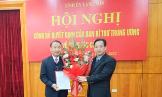 Lãnh đạo Tỉnh ủy Lạng Sơn tặng hoa chúc mừng ông Nguyễn Công Trưởng (bìa trái) -Ảnh: Duy Chiến 
