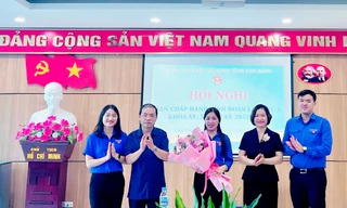Tặng hoa chúc mừng chị Nông Thị Nhung.