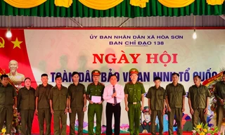 Tôn vinh các tập thể, cá nhân có thành tích xuất sắc trong phong trào bảo vệ ANTQ -Ảnh: Duy Chiến 