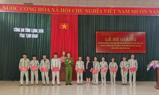 Trao chứng chỉ học nghề cho các phạm nhân. Ảnh: Duy Chiến 