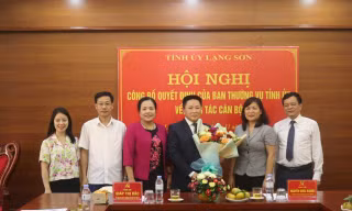 Ông Nguyễn Khắc Phương, Phó Trưởng ban Dân vận tỉnh ủy Lạng Sơn nhận hoa chúc mừng. Ảnh: Duy Chiến 