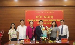 Ông Nguyễn Khắc Phương, Phó Trưởng ban Dân vận tỉnh ủy Lạng Sơn nhận hoa chúc mừng. Ảnh: Duy Chiến 