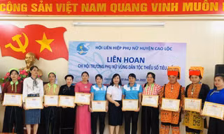 Khen thưởng phụ nữ tiêu biểu ở Cao Lộc.