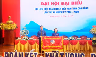 Trao tặng cờ thi đua cho Hội LHTN Việt Nam thành phố Cao Bằng (ảnh: Duy Chiến)